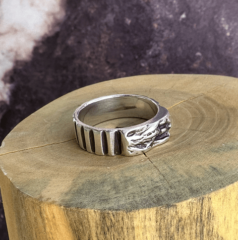 Anillo con Textura de Piedra y Canales de Plata 950
