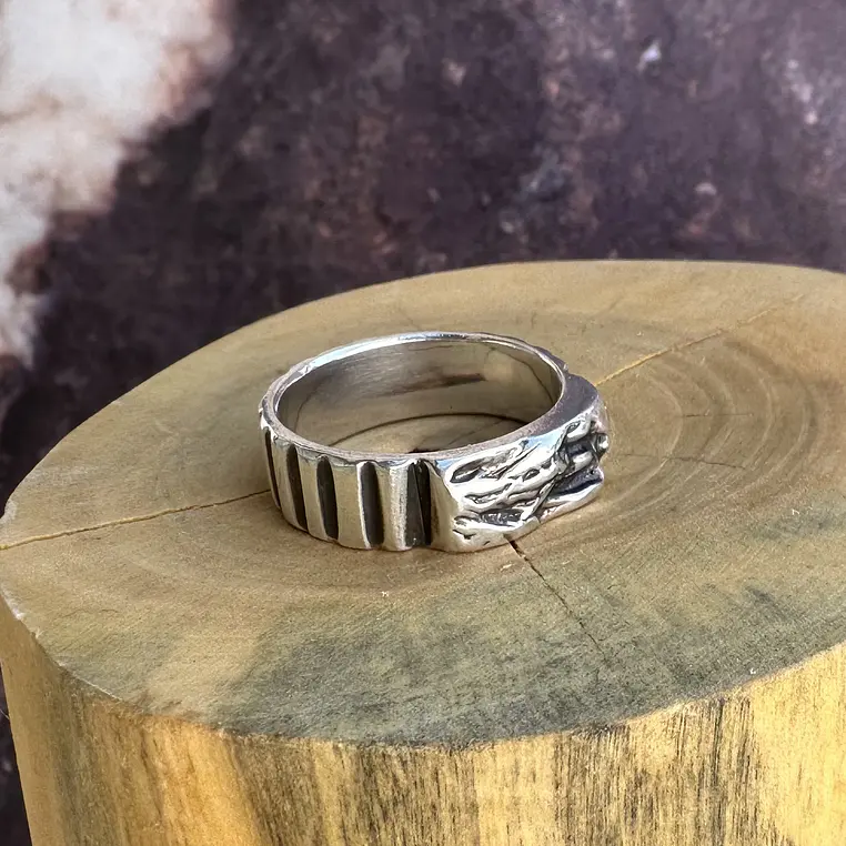 V Anillo con Textura de Piedra y Canales de Plata 950 1