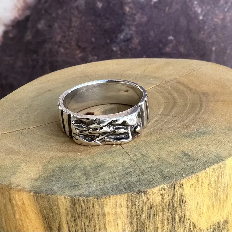V Anillo con Textura de Piedra y Canales de Plata 950 2