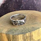 V Anillo con Textura de Piedra y Canales de Plata 950 - Miniatura 2