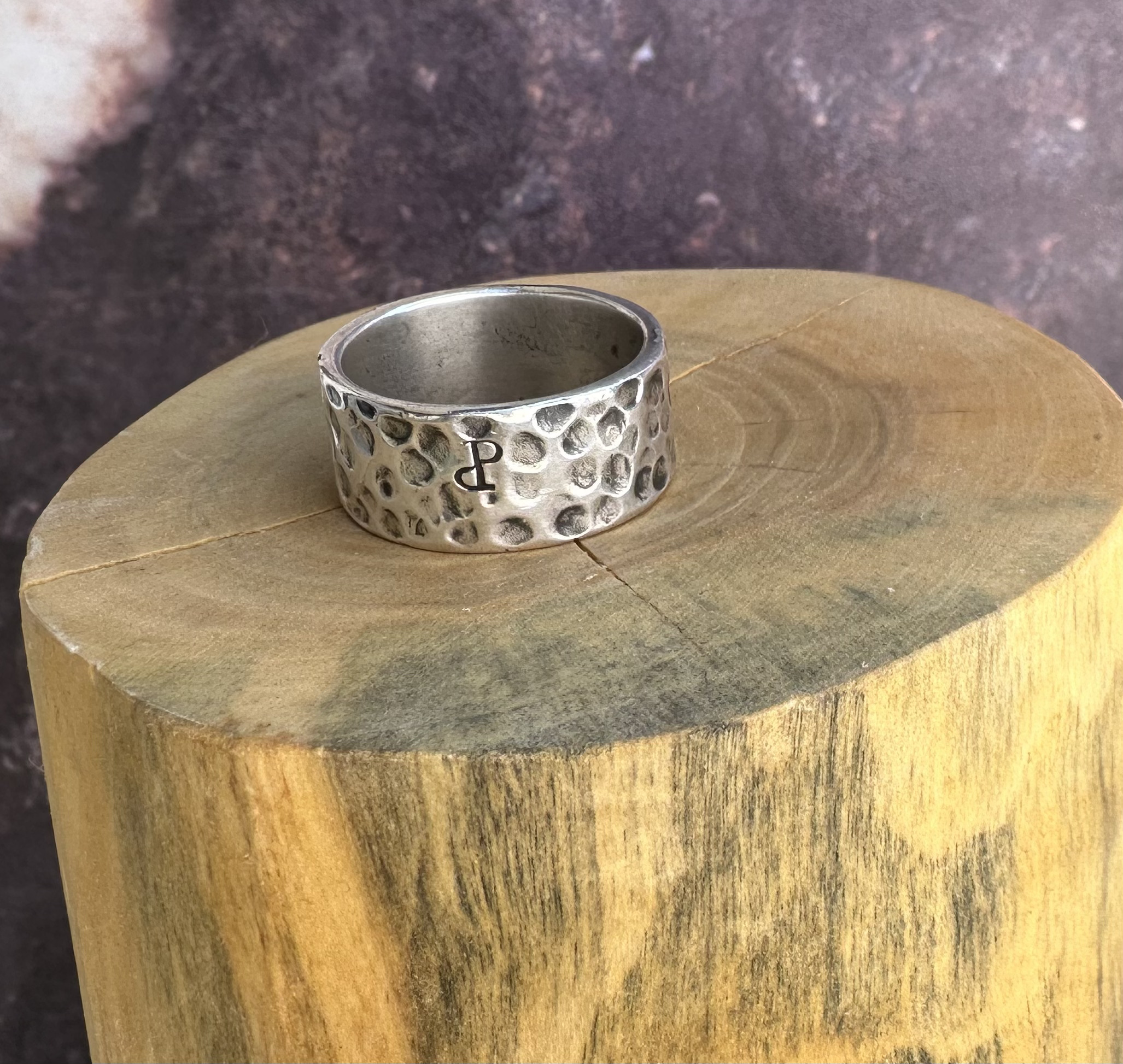V Anillo con Martillado Grueso de Plata 950 1