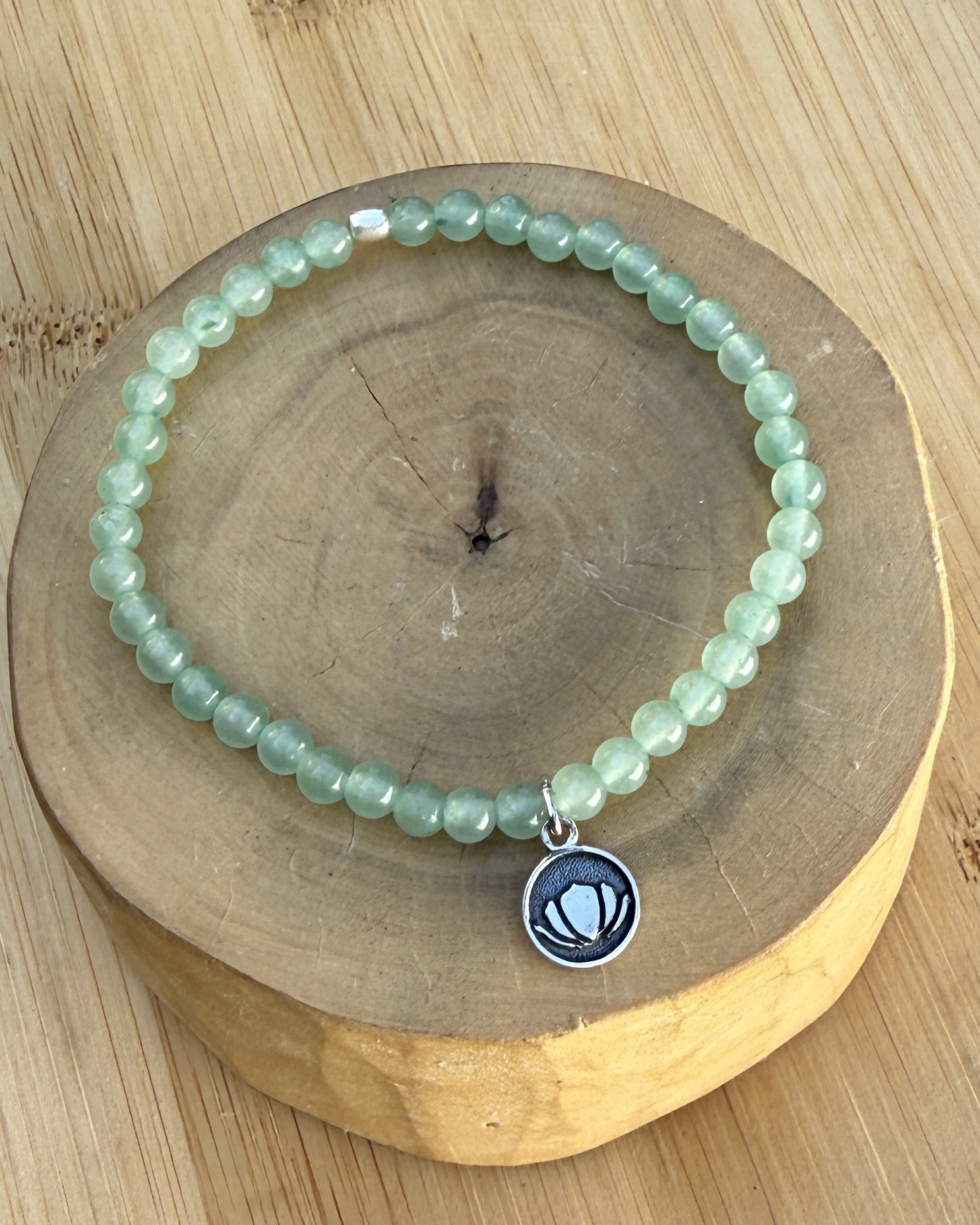 Pulsera elástica con Flor de Loto de plata 950 y mostacillas de Piedras 6