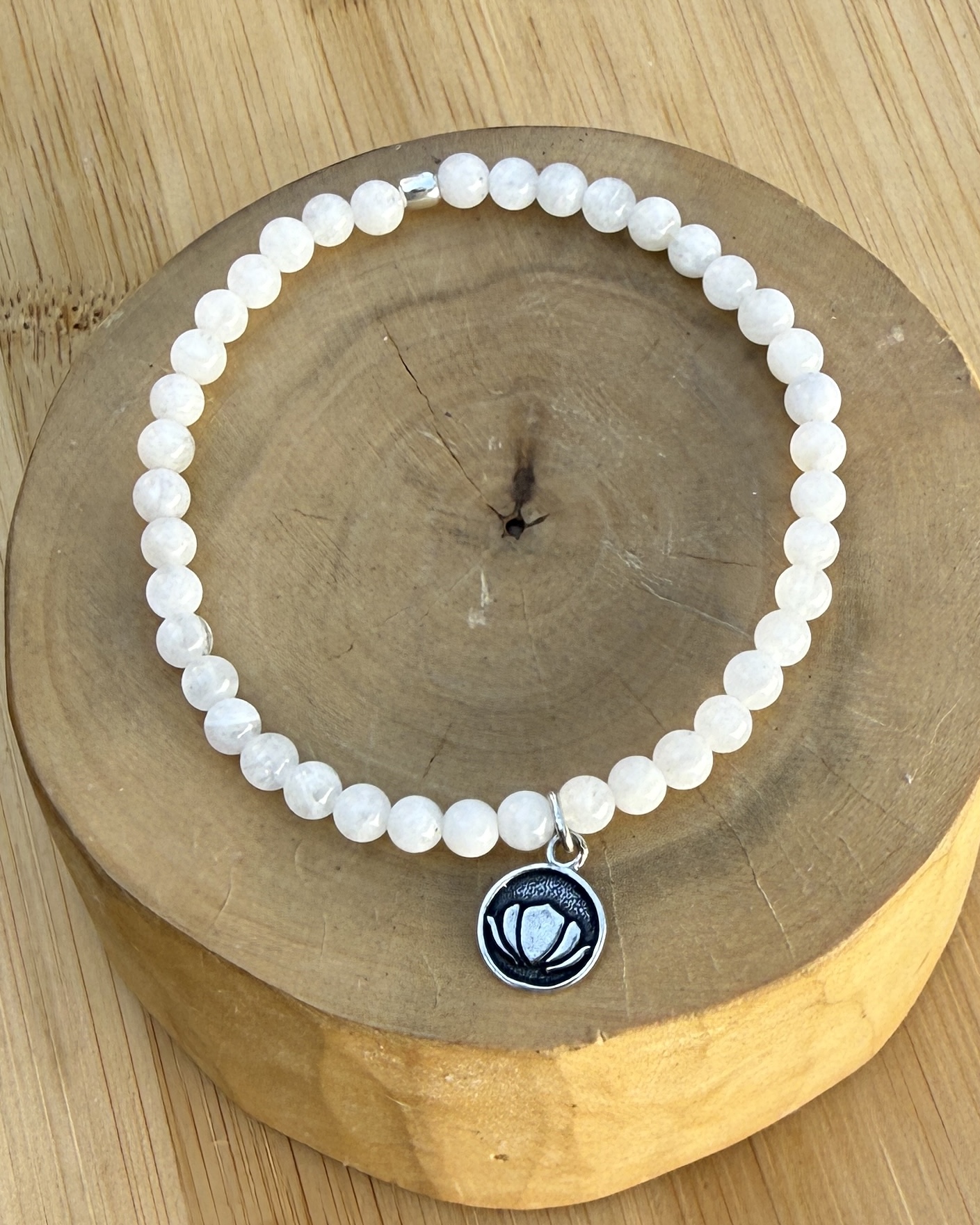 Pulsera elástica con Flor de Loto de plata 950 y mostacillas de Piedras 7