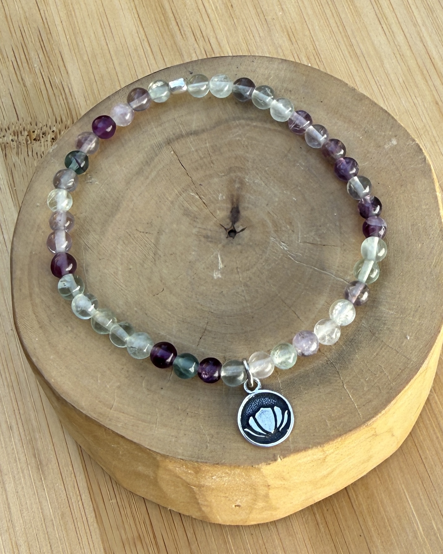 Pulsera elástica con Flor de Loto de plata 950 y mostacillas de Piedras 8