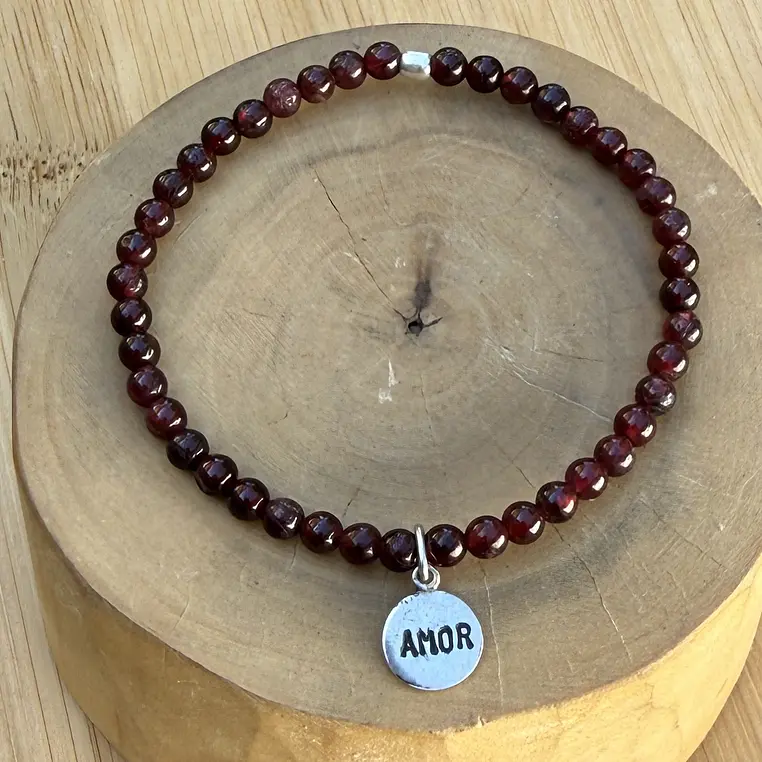 Pulsera elástica medalla Amor de plata 950 y mostacillas de piedras  2