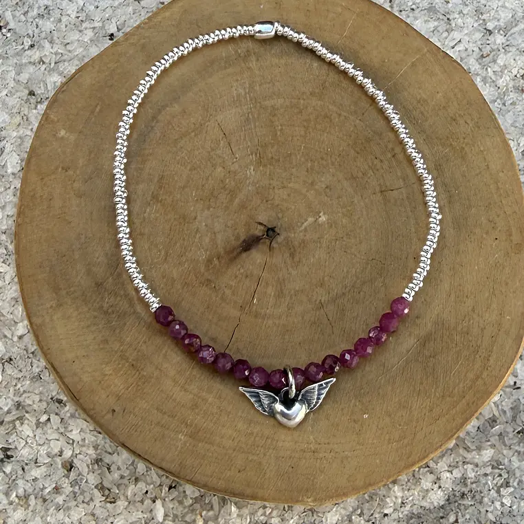 Pulsera elástica  Corazón con alas de Plata 950, Mostacillas de Plata 1000 y piedras 1