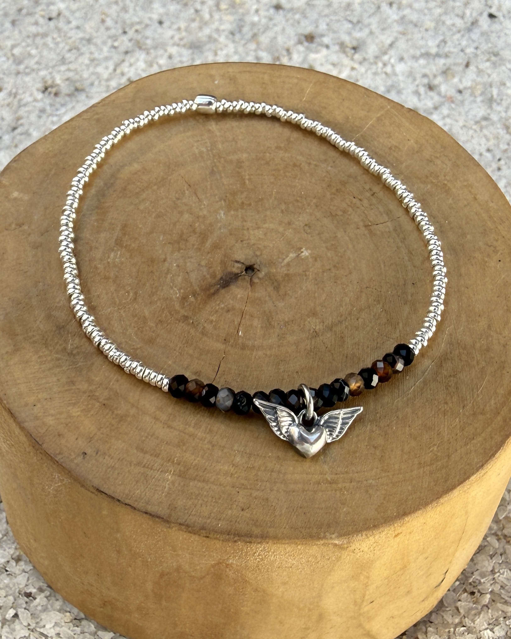 Pulsera Elástica Medalla Corazón con alas Plata 950, Mostacillas de Plata 1000 y piedras 3