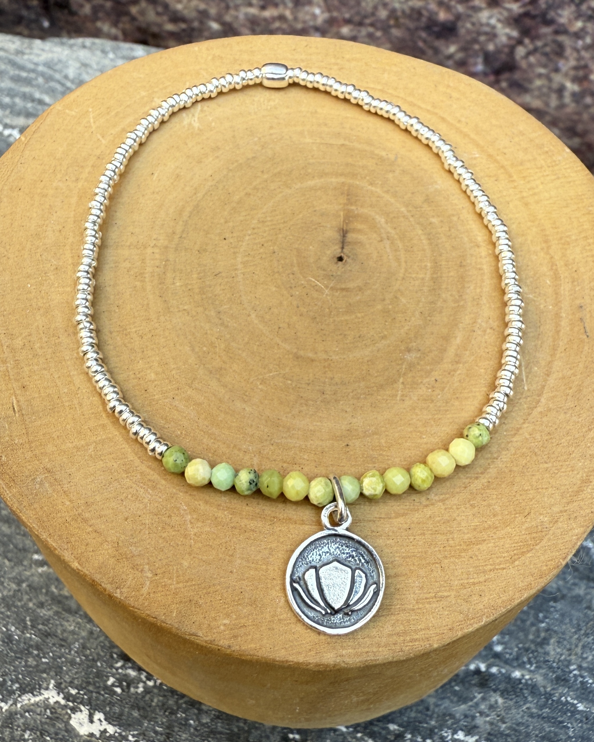 Pulsera elástica con Flor de Loto plata 950,  mostacillas de plata 1000 y piedras  6