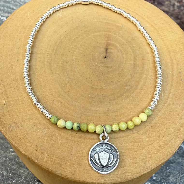 Pulsera elástica con Flor de Loto plata 950,  mostacillas de plata 1000 y piedras  6