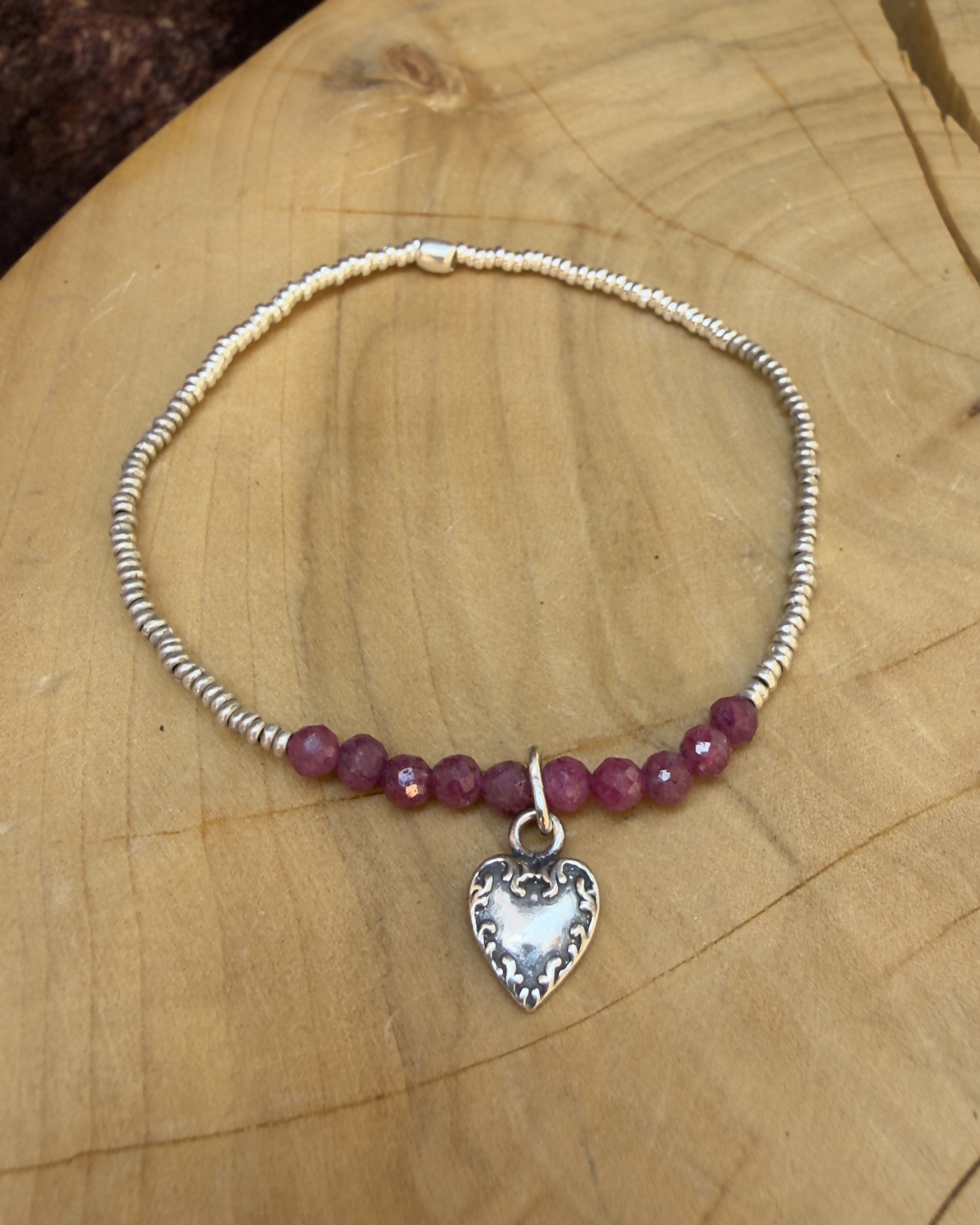 Pulsera Elástica Medalla Corazón con Alas Plata 950, Mostacillas de Plata 1000 y piedras 1