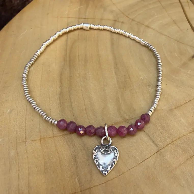 Pulsera Elástica Medalla Corazón Raíz Plata 950, Mostacillas de Plata 1000 y piedras 1