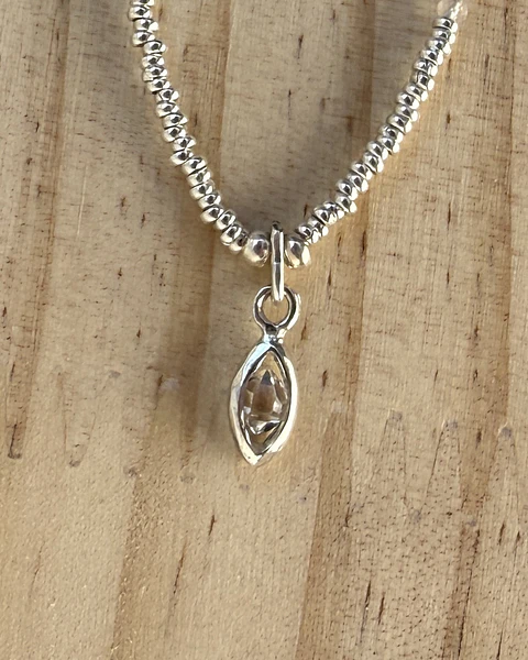 Collar con Herkimer o Cuarzo Diamante en plata 950 y mostacillas de plata 1000 y Cuarzo 