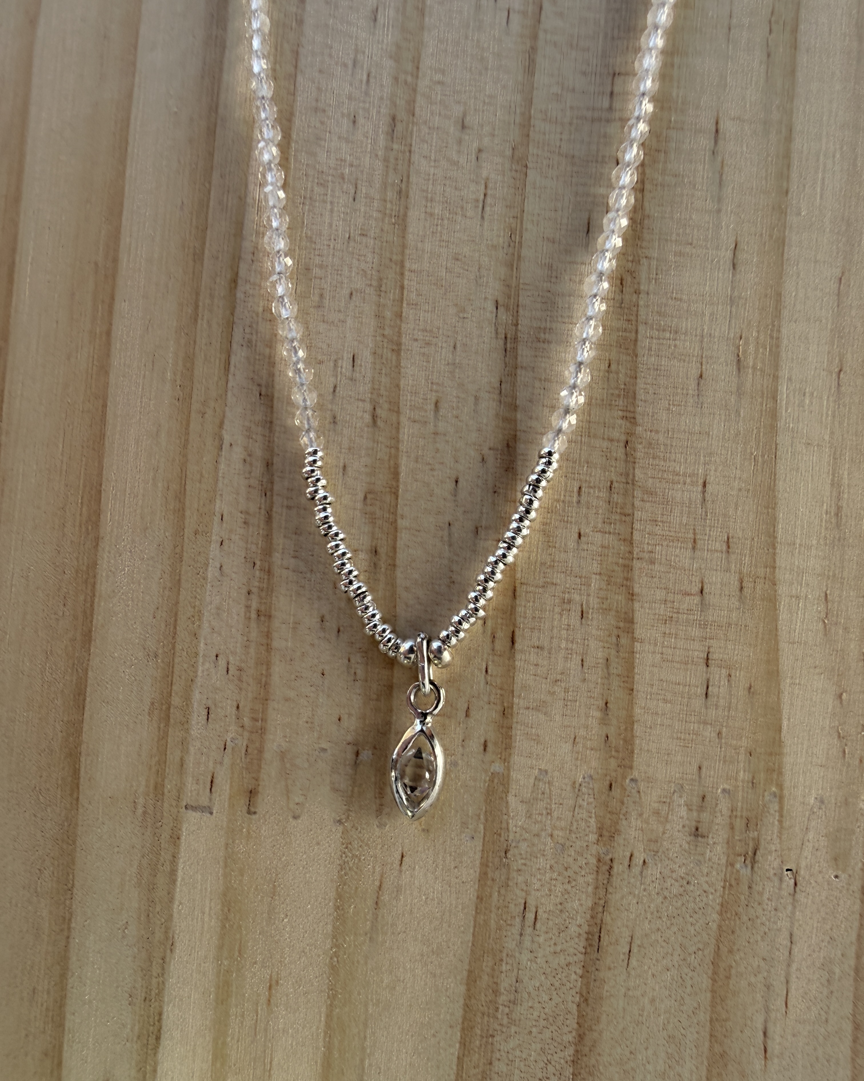 Collar con Herkimer o Cuarzo Diamante en plata 950 y mostacillas de plata 1000 y Cuarzo  1