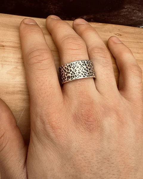 V Anillo Martillado Tupido de Plata 950 