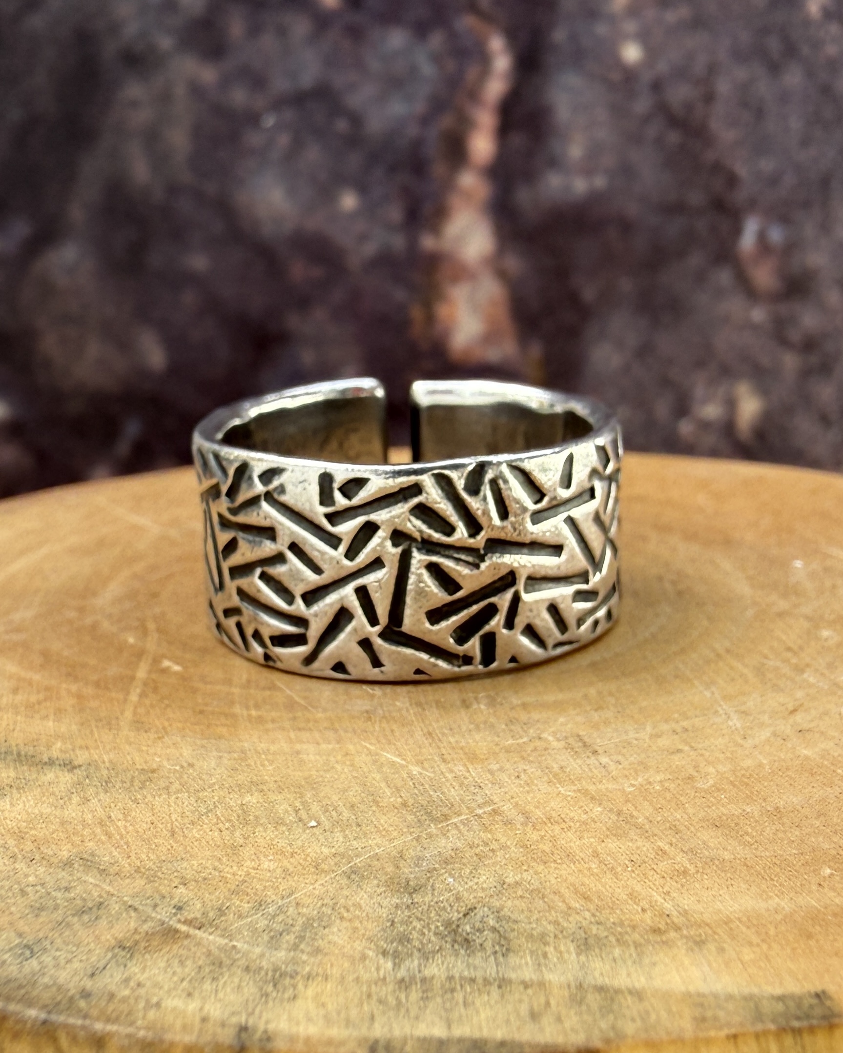 V Anillo con Líneas Martilladas de Plata 950