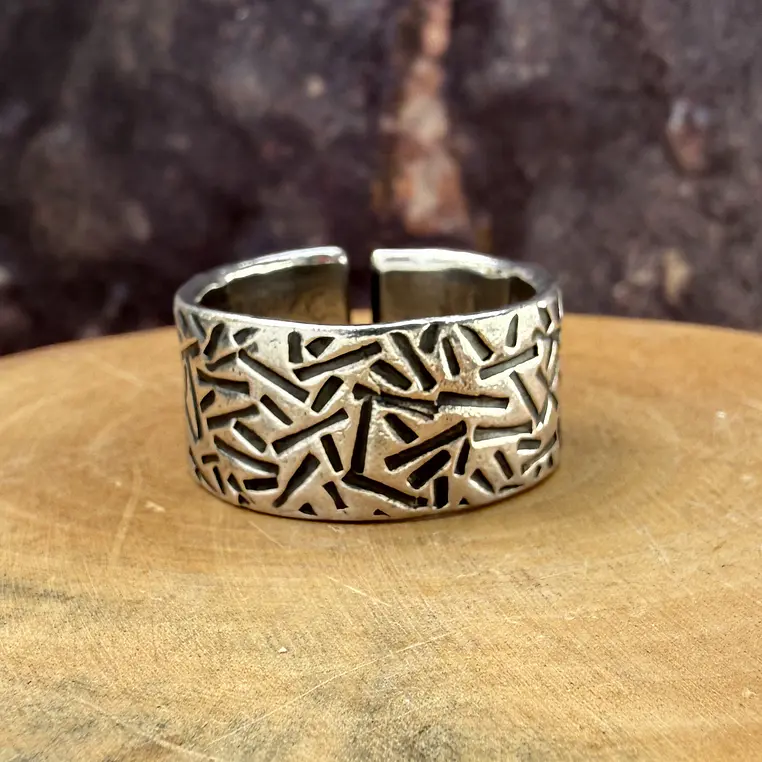 V Anillo con Líneas Martilladas de Plata 950  1