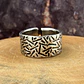 V Anillo con Líneas Martilladas de Plata 950  - Miniatura 1