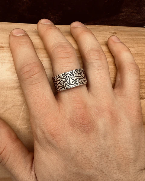 V Anillo con Líneas Martilladas de Plata 950 