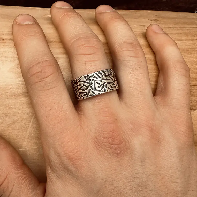 V Anillo con Líneas Martilladas de Plata 950  2