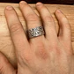 V Anillo con Líneas Martilladas de Plata 950  - Miniatura 2
