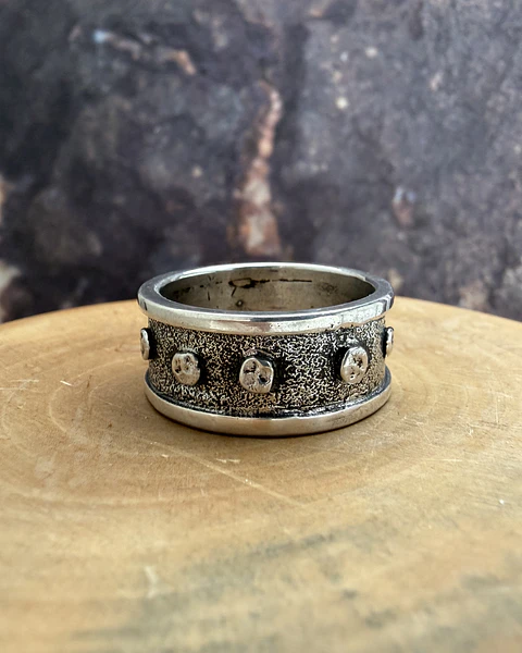 V Anillo con Bordes y Circulos de Plata 950