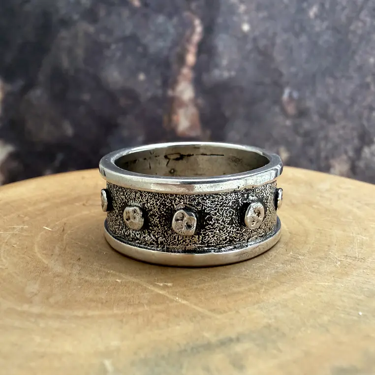 V Anillo con Bordes y Circulos de Plata 950 1