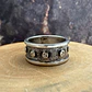 V Anillo con Bordes y Circulos de Plata 950 - Miniatura 1