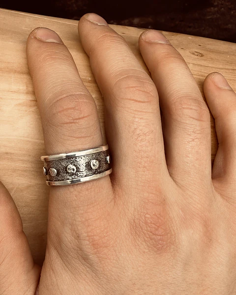 V Anillo con Bordes y Circulos de Plata 950