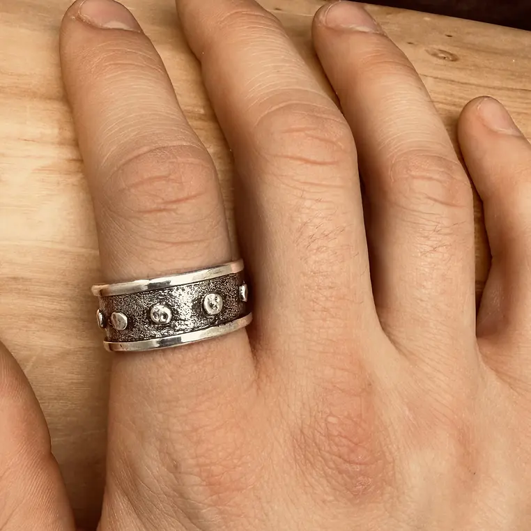 V Anillo con Bordes y Circulos de Plata 950 2