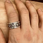 V Anillo con Bordes y Circulos de Plata 950 - Miniatura 2