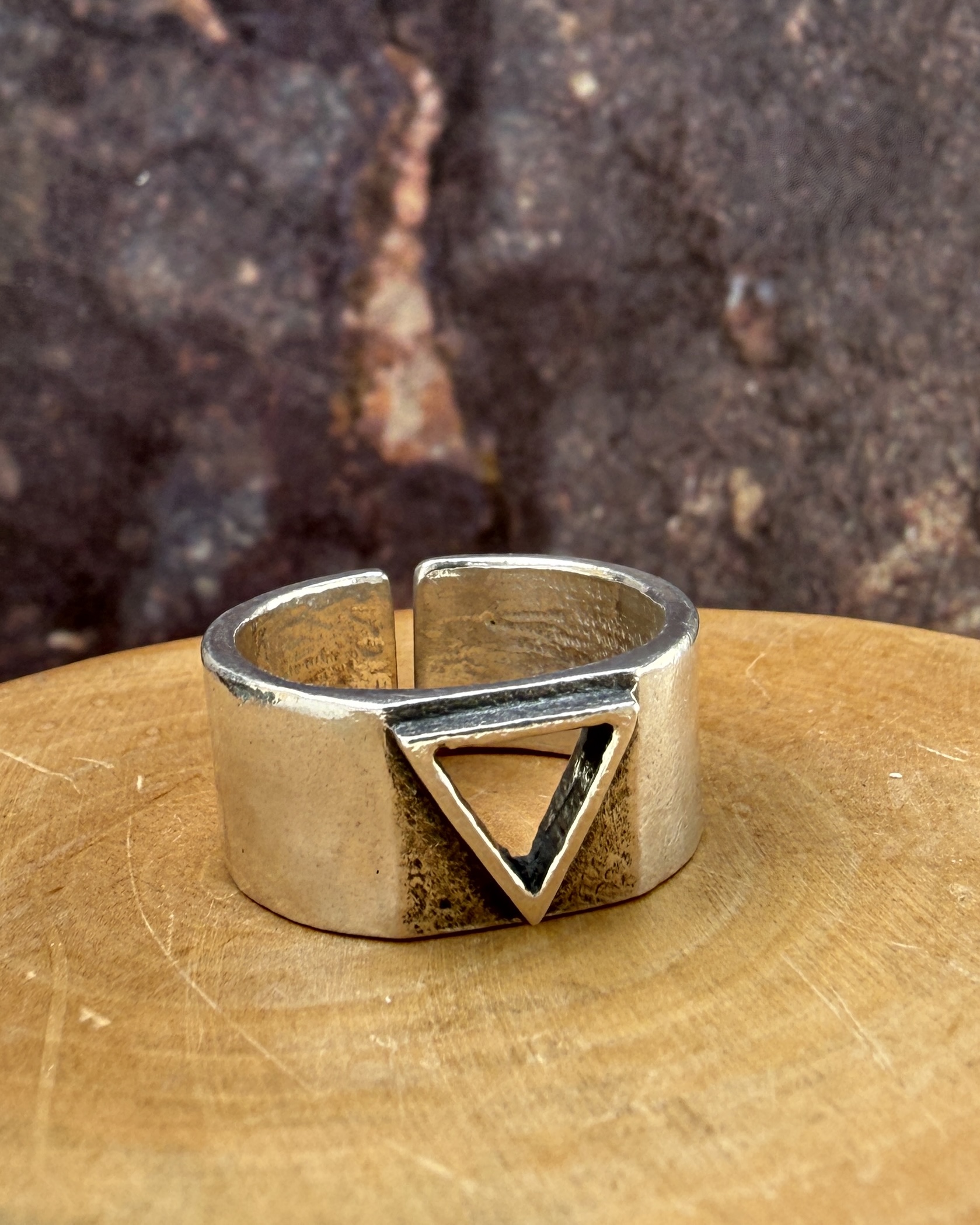 V Anillo con Triángulo Calado de Plata 950