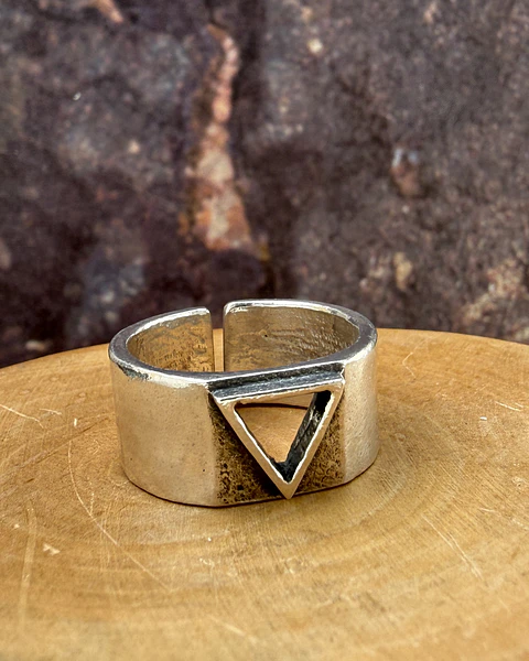 V Anillo con Triángulo Calado de Plata 950
