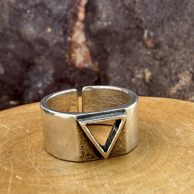 V Anillo con Triángulo Calado de Plata 950 1