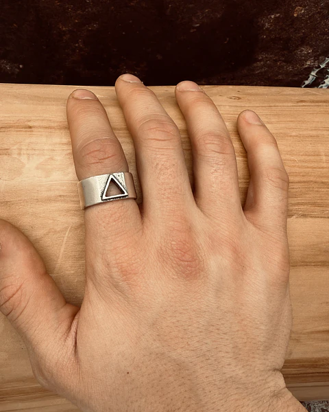 V Anillo con Triángulo Calado de Plata 950
