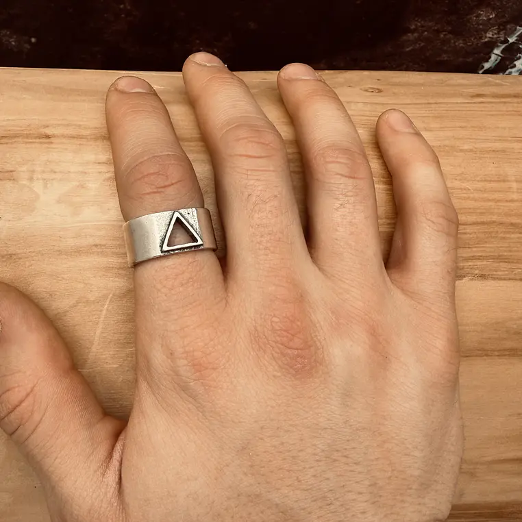 V Anillo con Triángulo Calado de Plata 950 2