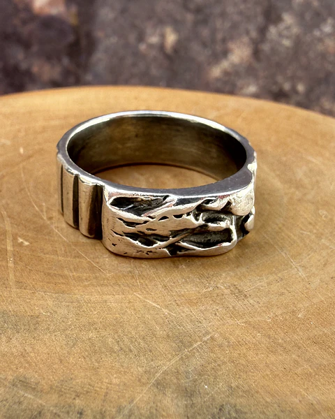 V Anillo con Textura de Piedra y Canales de Plata 950