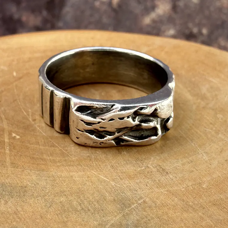 V Anillo con Textura de Piedra y Canales de Plata 950 1