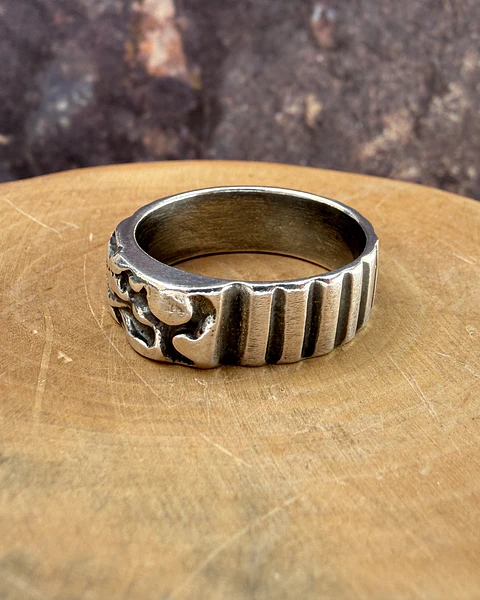 V Anillo con Textura de Piedra y Canales de Plata 950
