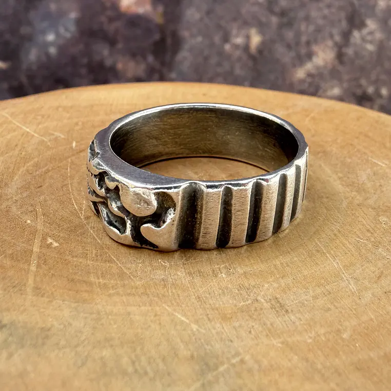 V Anillo con Textura de Piedra y Canales de Plata 950 2