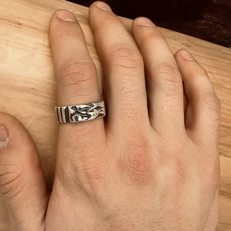 V Anillo con Textura de Piedra y Canales de Plata 950 3