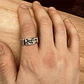 V Anillo con Textura de Piedra y Canales de Plata 950 - Miniatura 3