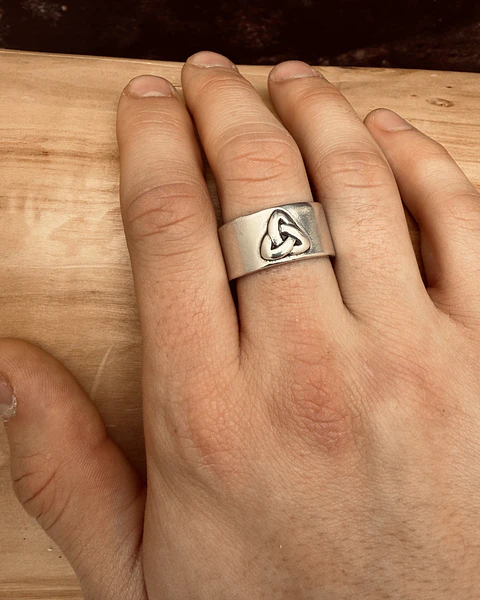 V Anillo Triqueta de Plata 950