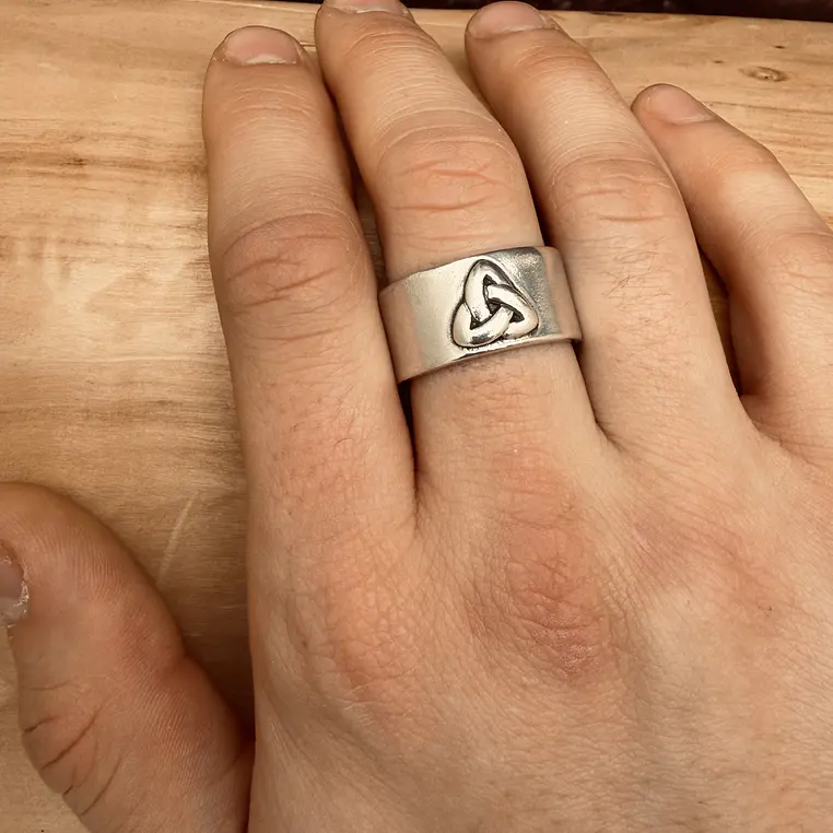 V Anillo Triqueta de Plata 950 2