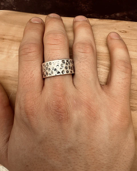 V Anillo con Martillado Grueso de Plata 950