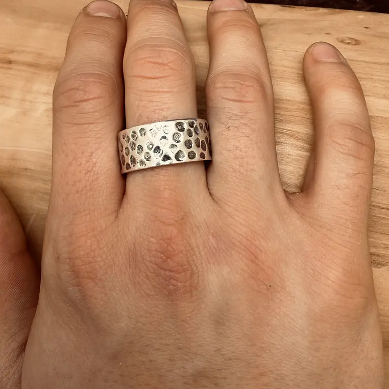 V Anillo con Martillado Grueso de Plata 950 2