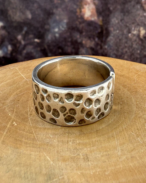 V Anillo con Martillado Grueso de Plata 950