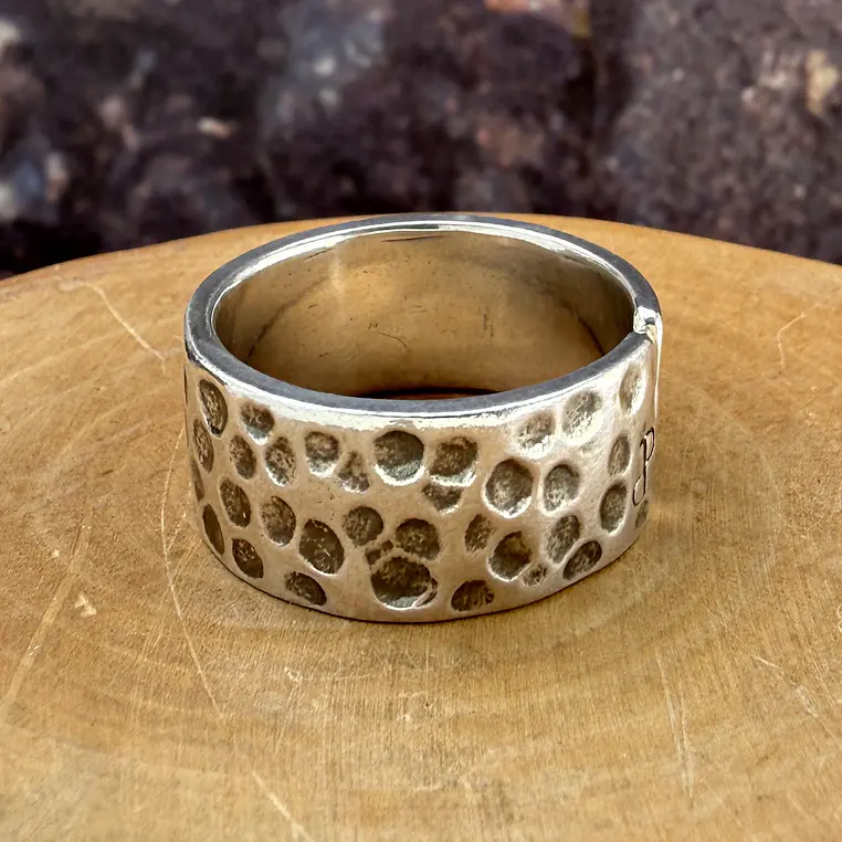 V Anillo con Martillado Grueso de Plata 950 1