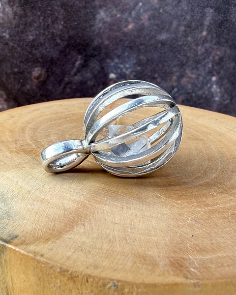 Colgante jaula esfera de plata 950 con Cuarzo Diamante Herkimer 