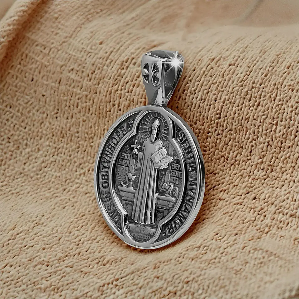 Colgante medalla san benito en plata 950 1