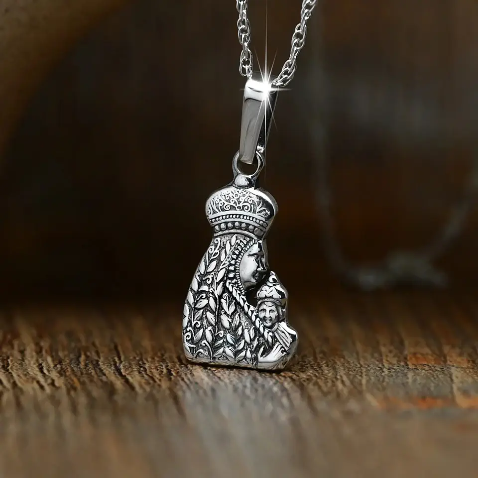 Colgante virgen de monserrat pequeña en plata 925 1